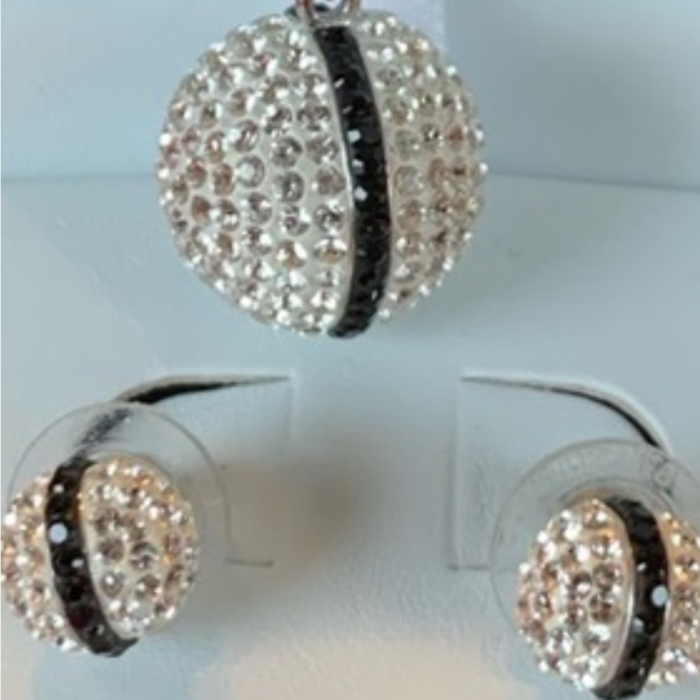 Swarovski necklace and earrings. - Picture 2 of 9
